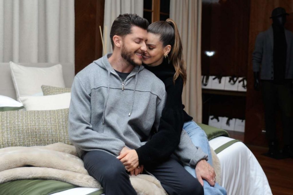 Klebber Toledo e Camila Queiróz marcam presença em evento de grife. Foto: Eduardo Martins/AgNews