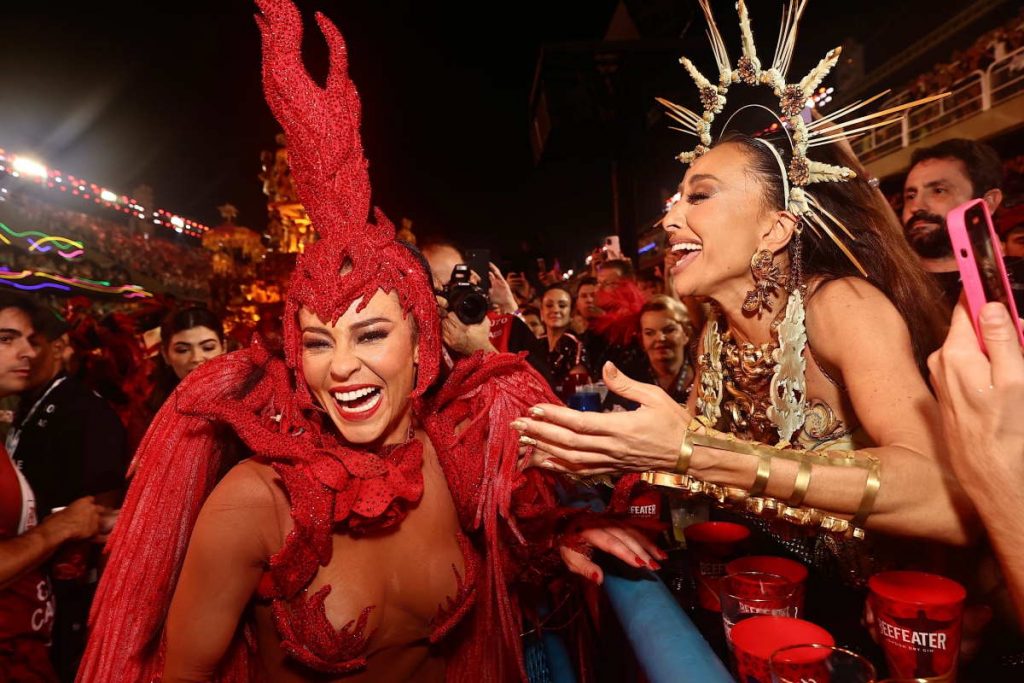 Paolla Oliveira e Sabrina Sato na Sapucaí