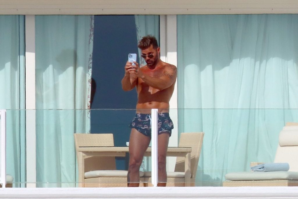 Ricky Martin faz selfie enquanto toma sol na varanda