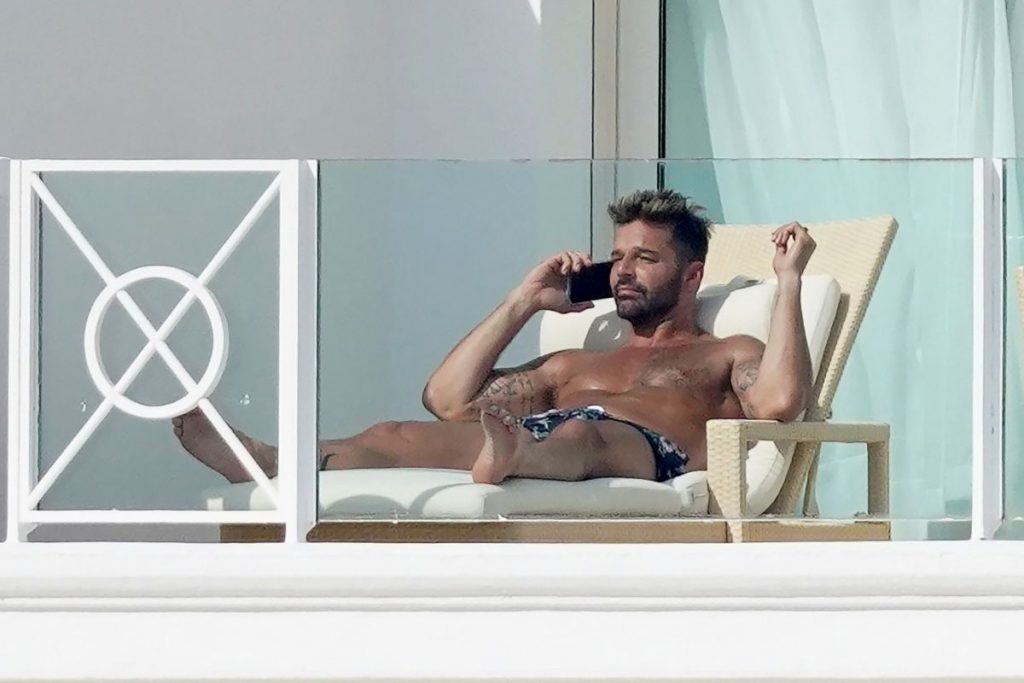 Ricky Martin toma sol e mostra seu corpão na varada do hotel (2)