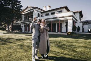 Adele e Paul Rich diante da nova mansão em Beverly Hills