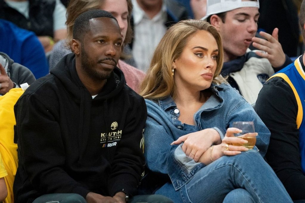 Adele assiste jogo da NBA com namorado e acaba com boatos de separação