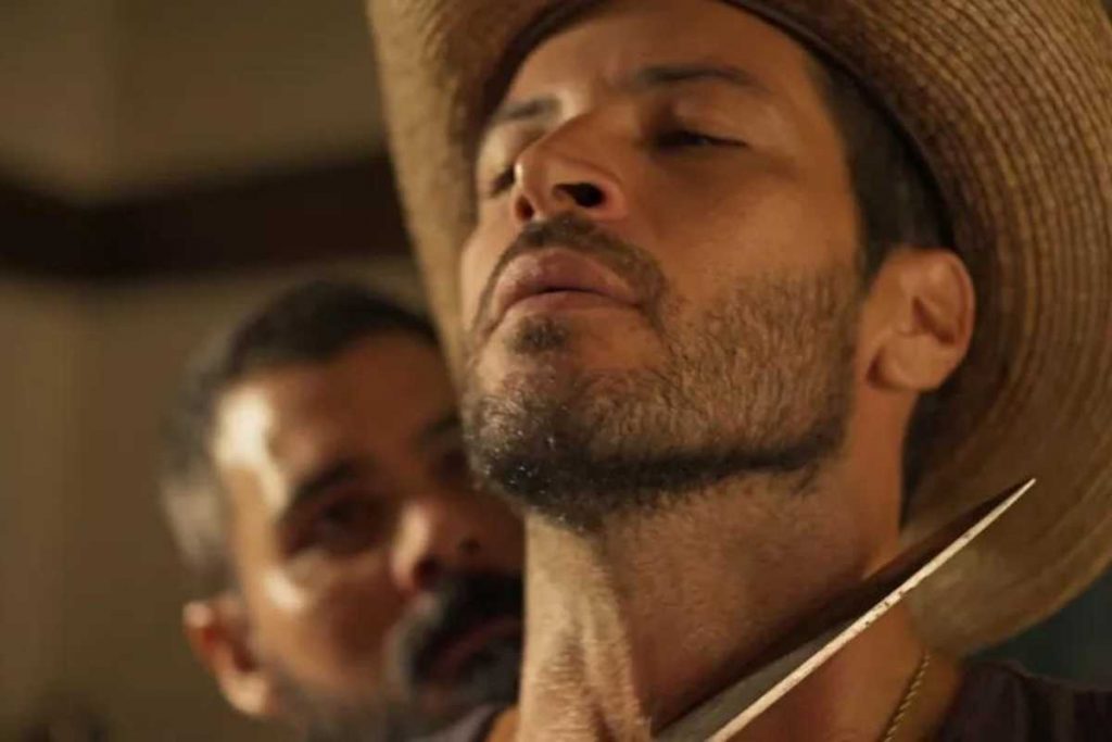 Alcides (Juliano Cazarré) ameaçará Levi (Leandro Lima) com faca em Pantanal