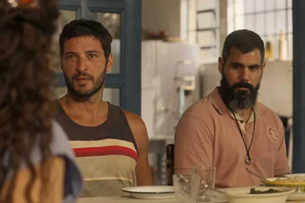 Levi (Leandro Lima) e Alcides (Juliano Cazarré) almoçarão com Maria (Isabel Teixeira) em Pantanal