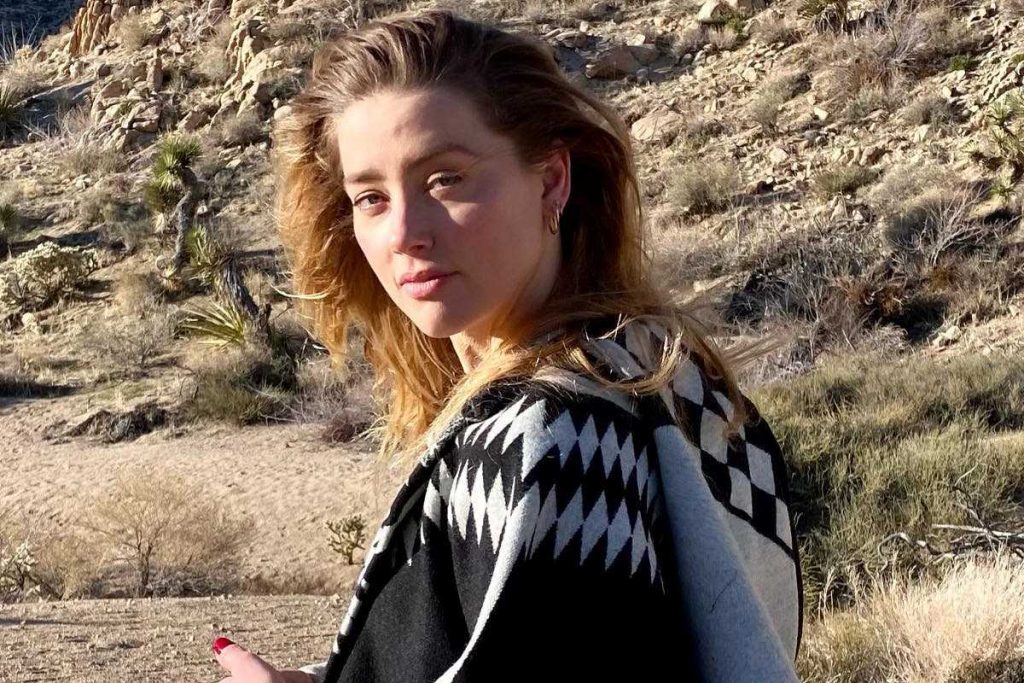 amber heard posando com tecido preto e branco no sol