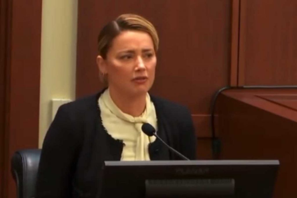 Amber Heard no estrado