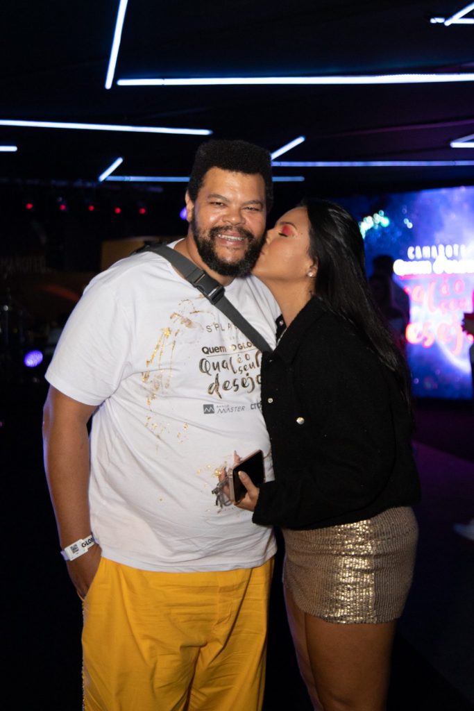 Babu Santana e Livia Maria posando para foto em camarote no Rio de Janeiro