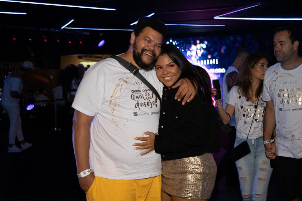 Babu Santana e Livia Maria posando para foto em camarote no Rio de Janeiro