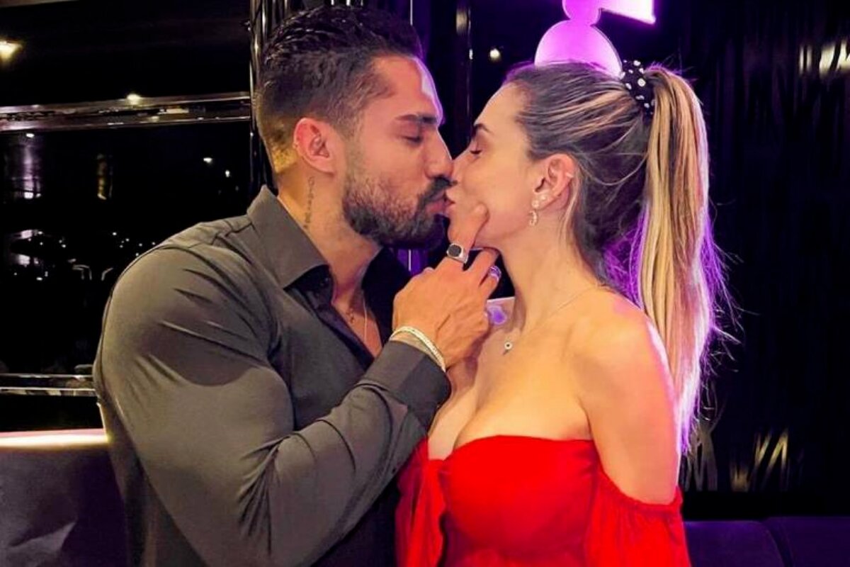 Bil Araújo beijando Erika Schneider