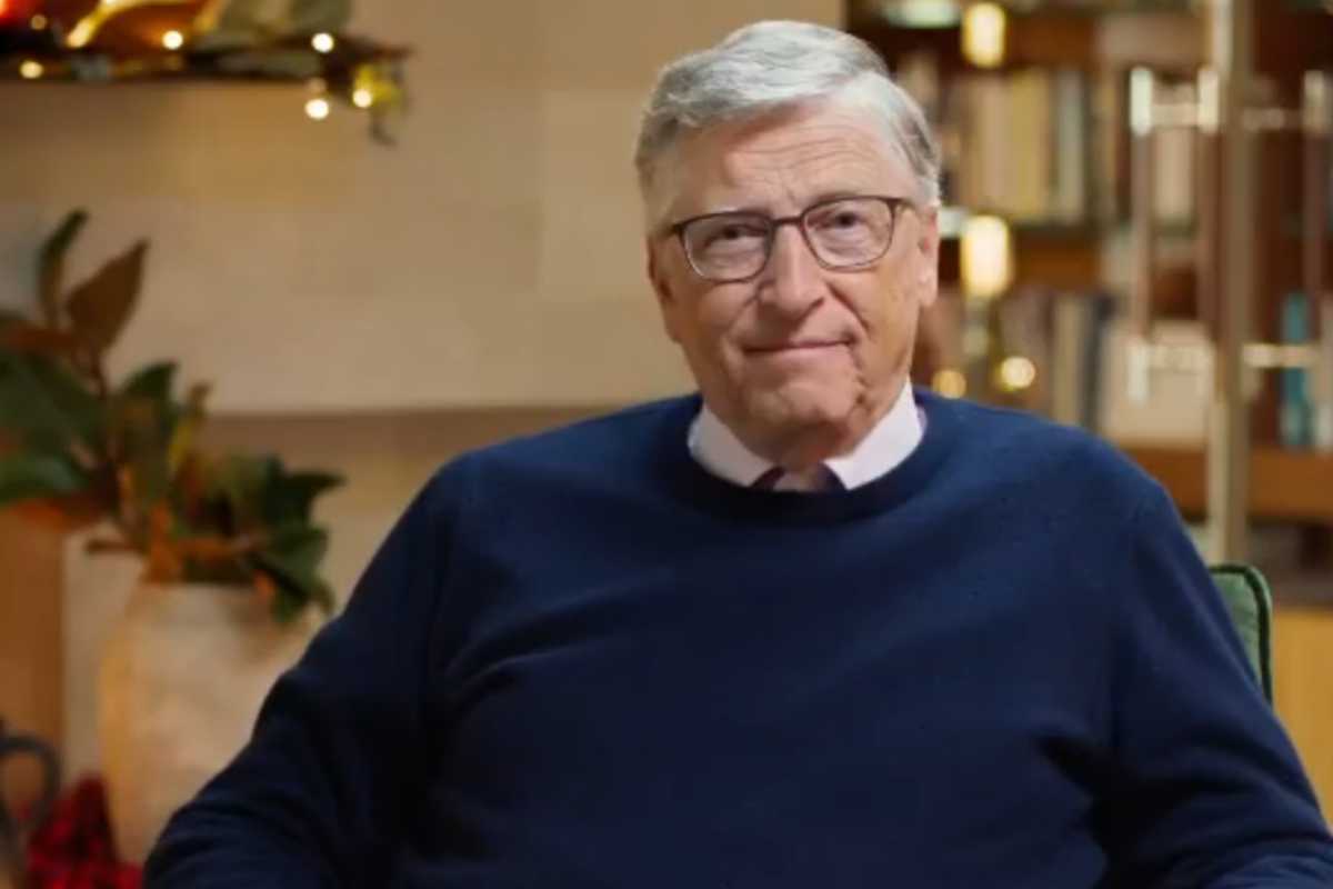 Bill Gates, sentado em uma sala