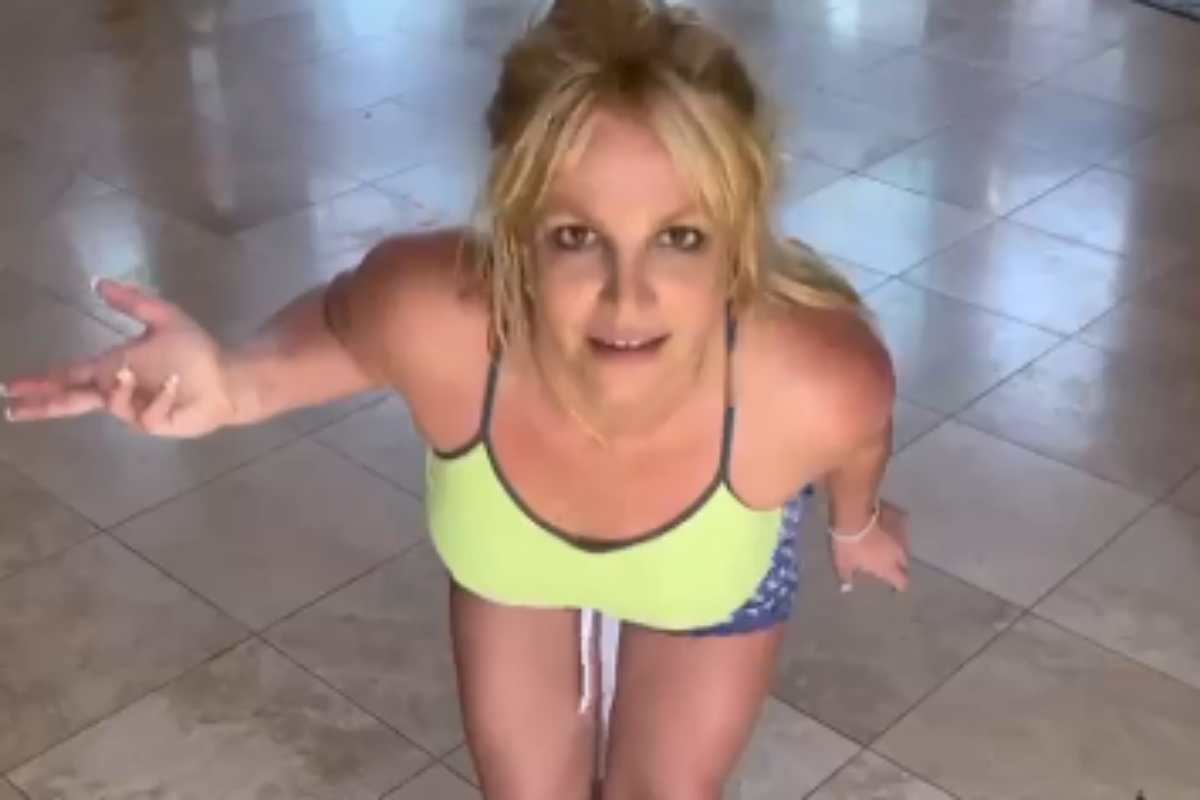 Britney Spears dançando de top verde
