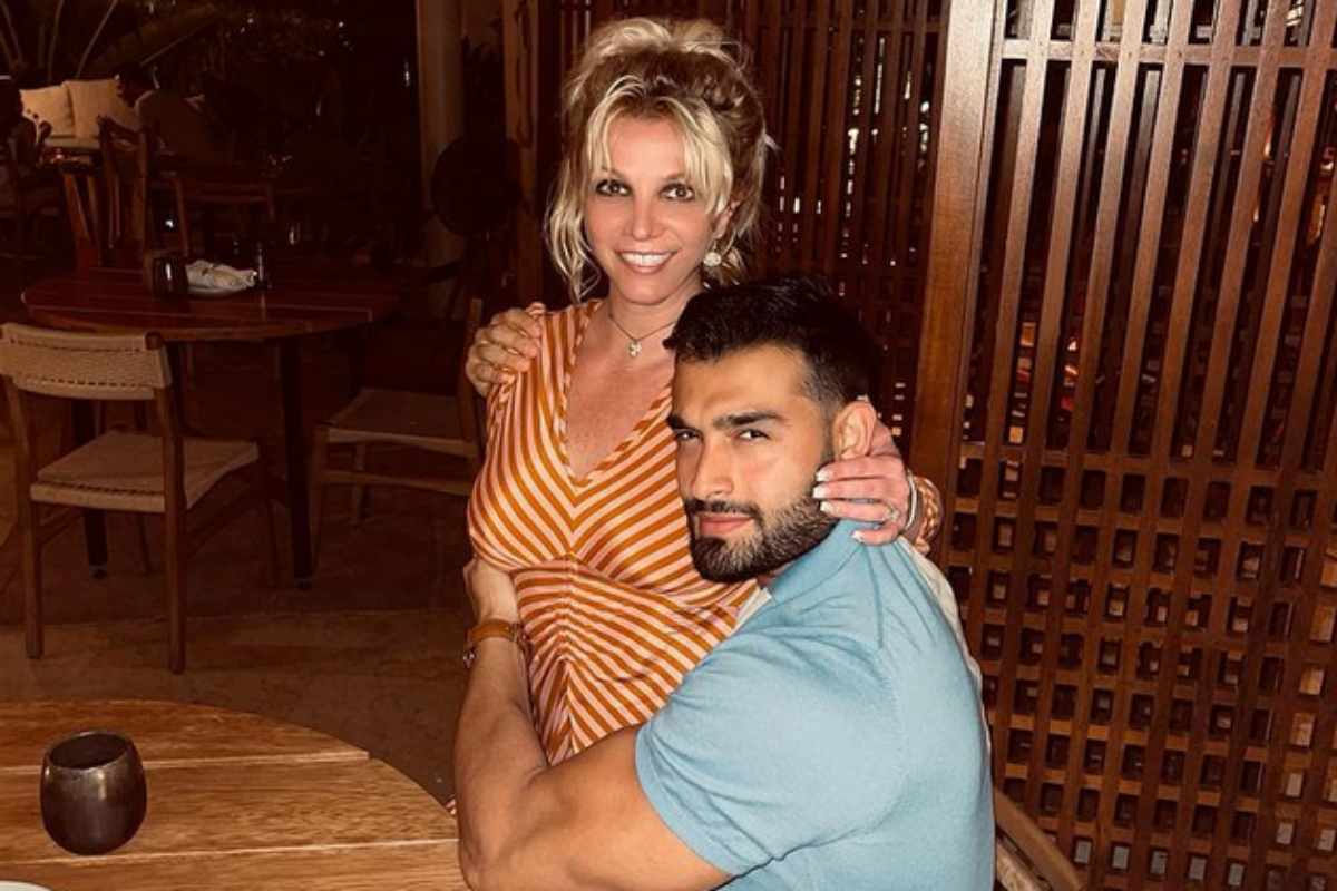 Britney Spears, Sam Asghari em restaurante