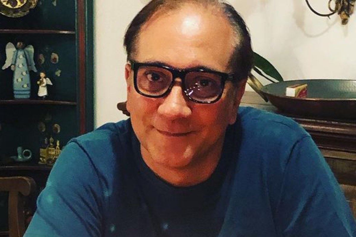 bruno gouveia posando de óculos e camiseta azul