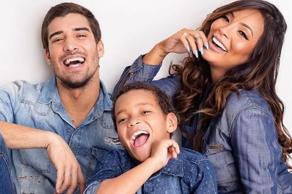 carol nakamura com filho e marido