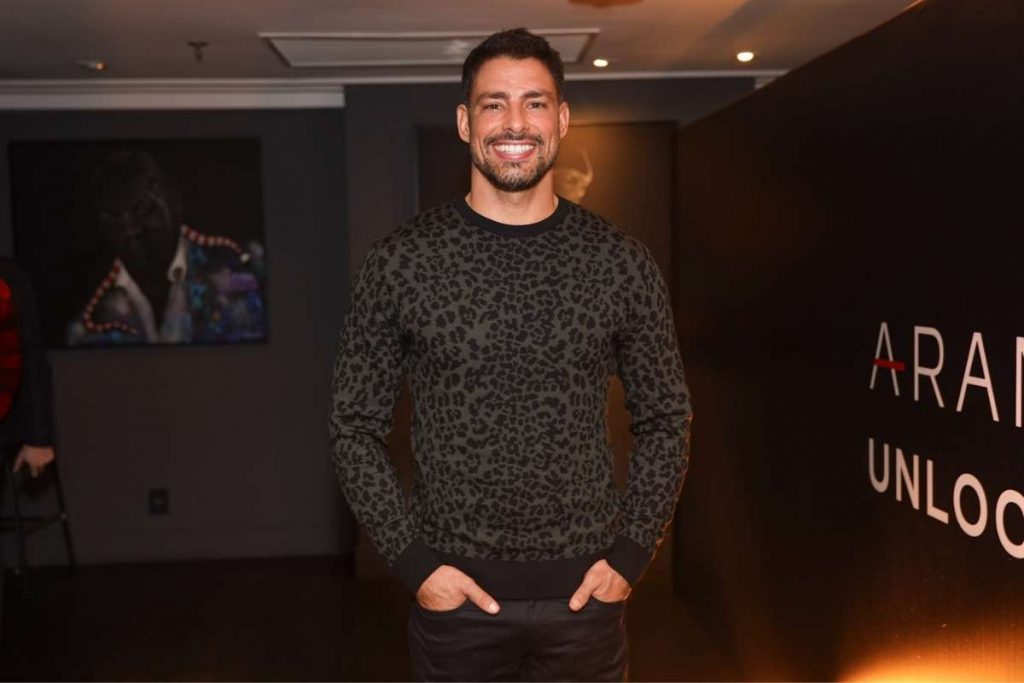 Cauã Reymond vira estilista e assina coleção para marca