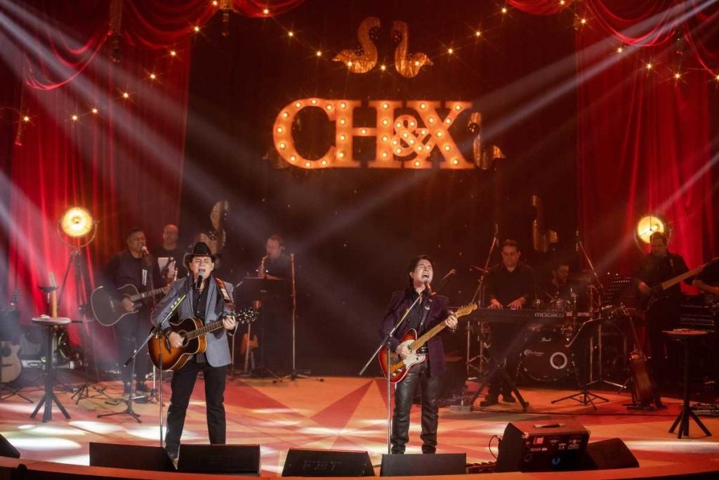 chitãozinho e xororó cantando juntos em especial de 50 anos de carreira da tv globo