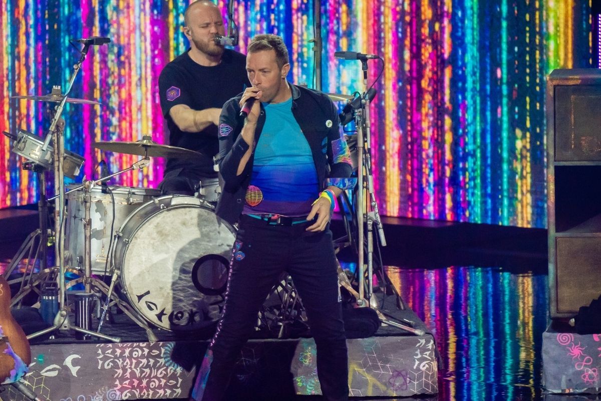 Chris Martin cantando pelo Coldplay