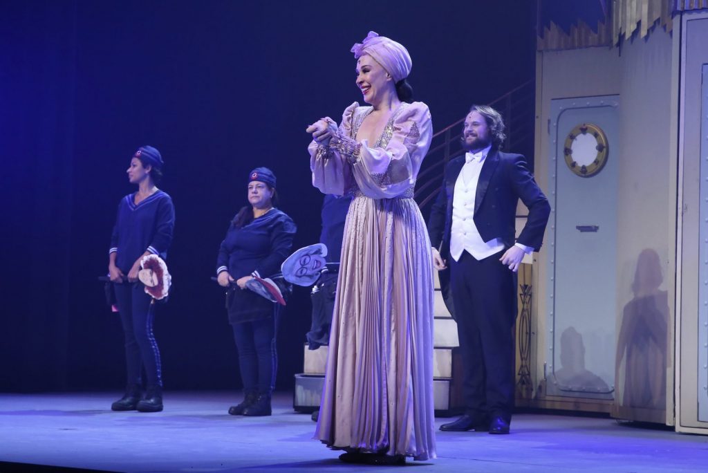 Claudia Raia em palco de musical