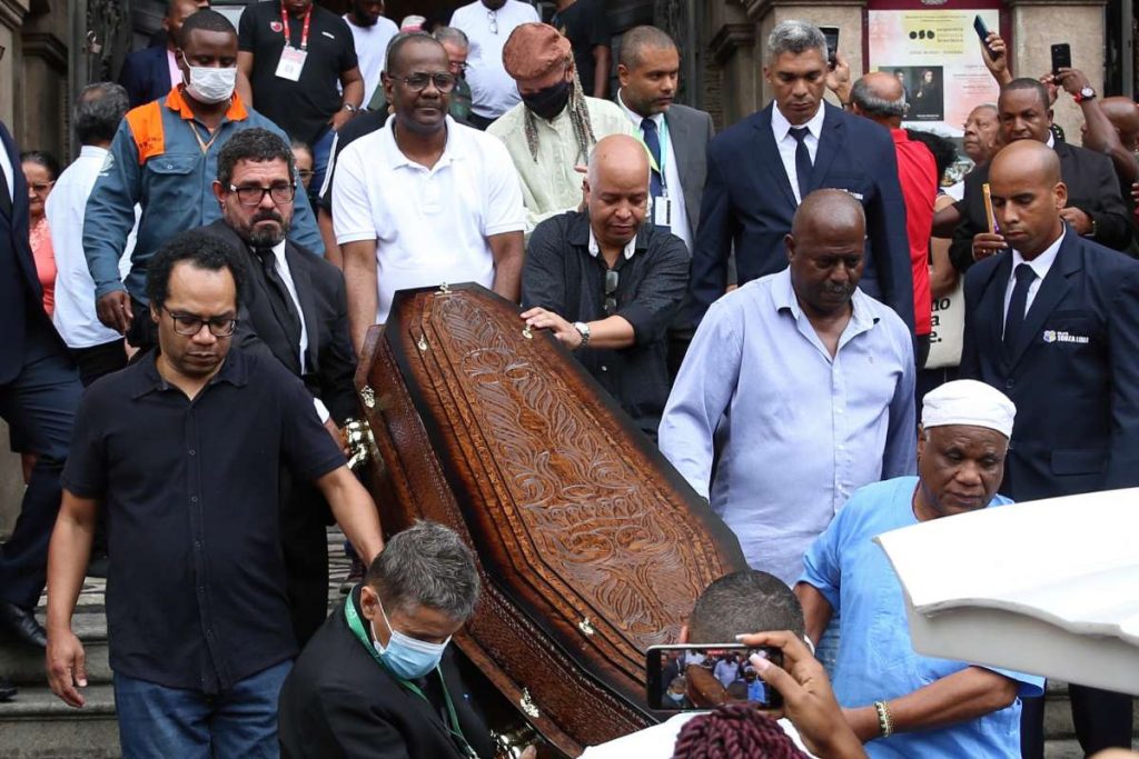 corpo de milton gonçalves deixando velório no theatro municipal do rio de janeiro