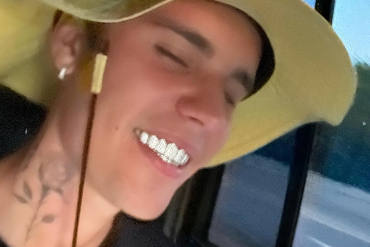 Justin Bieber posa com dentadura de diamantes