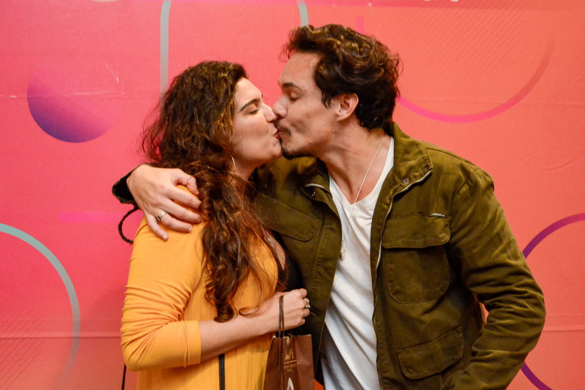Eliezer dá beijão em fã em evento no Rio de Janeiro