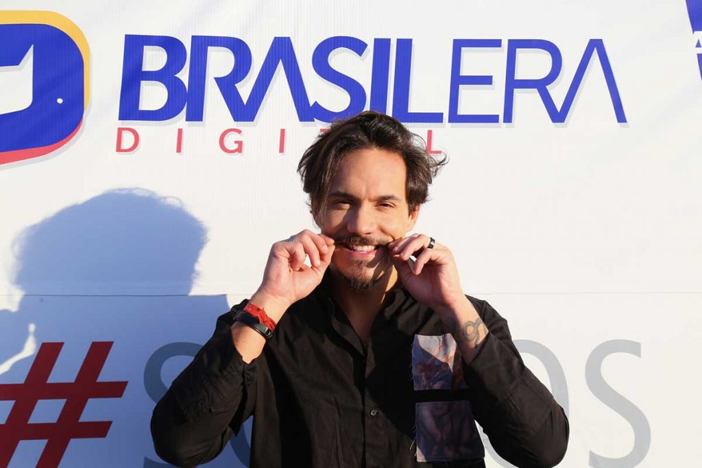 Eliezer ajeita o bigode