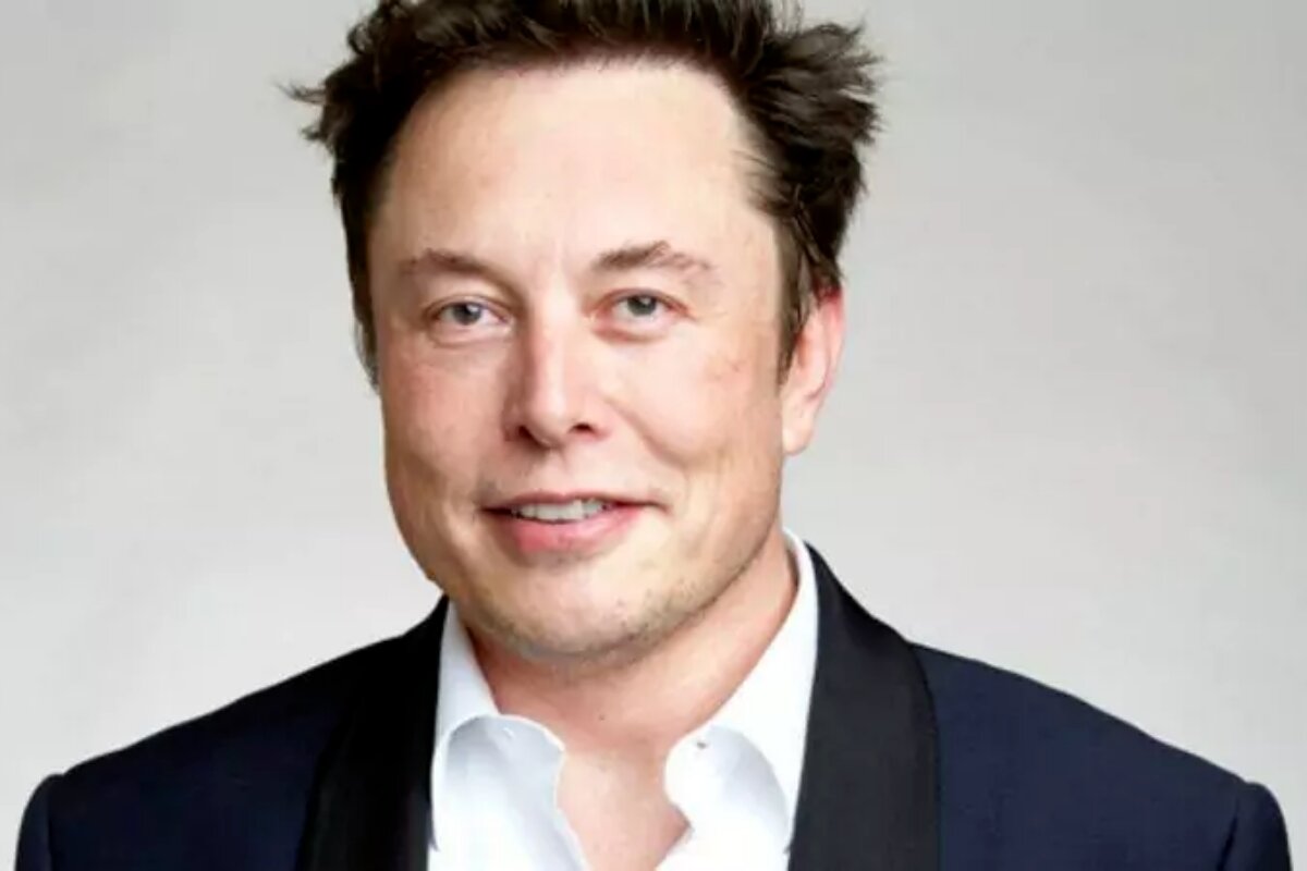 Elon Musk sorrindo