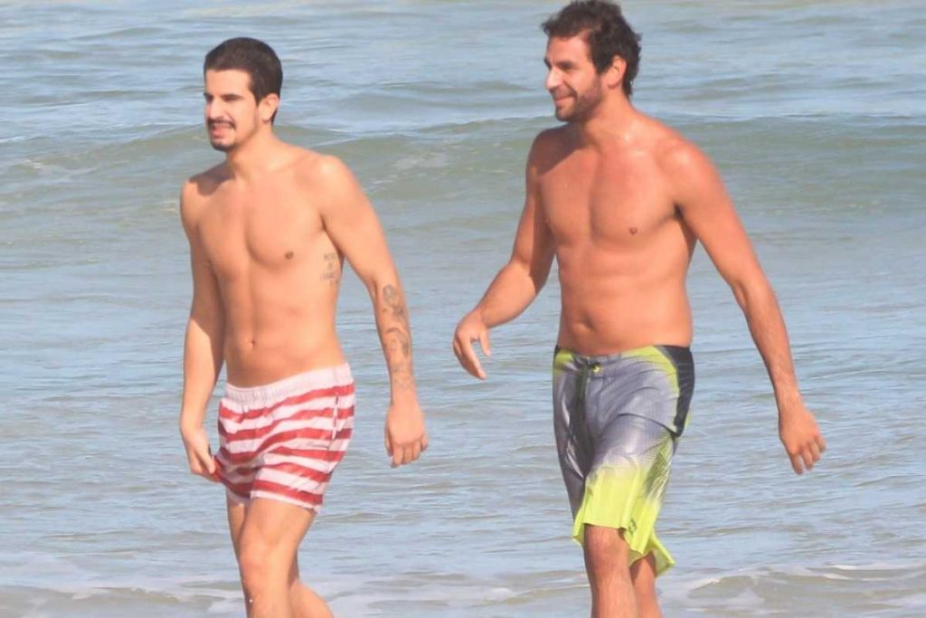 enzo celulari e amigo na praia da barra da tijuca