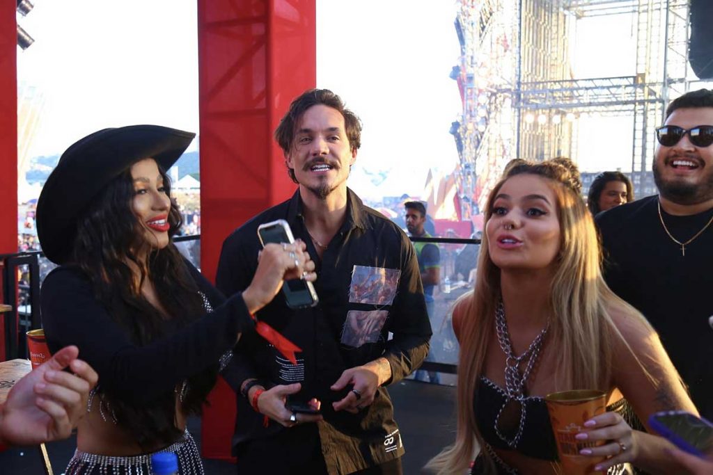 Turma animada de ex-BBB