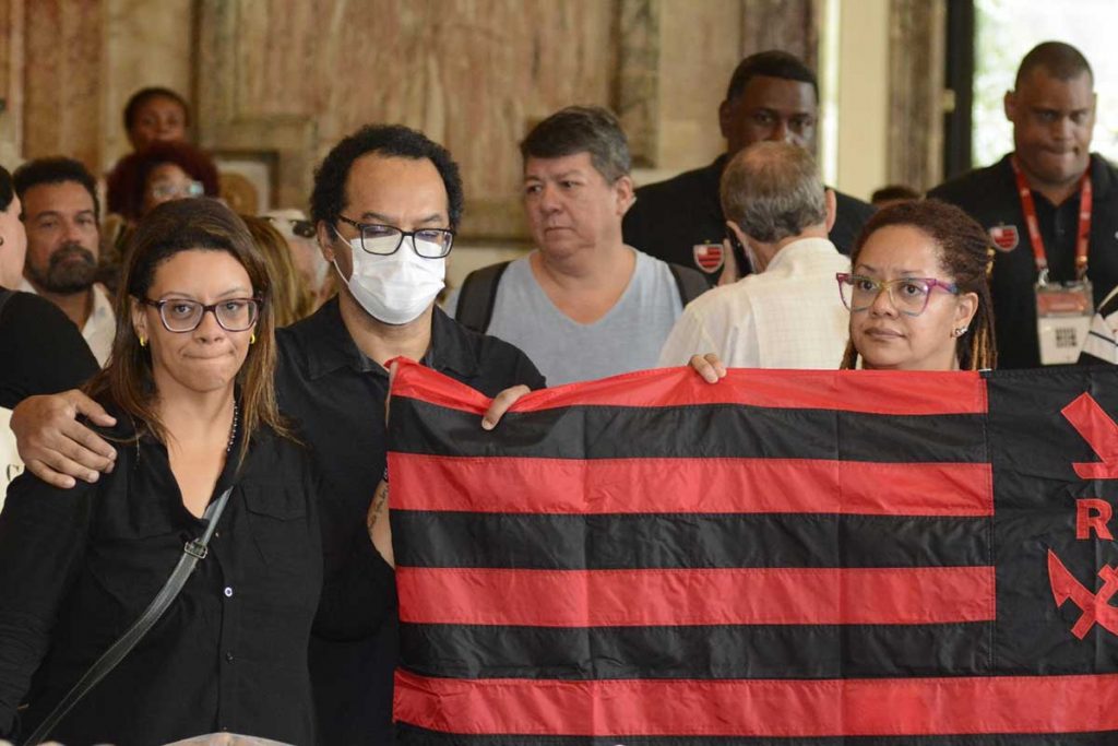 Família coloca bandeira do Flamengo no caixão de Milton Gonçalves