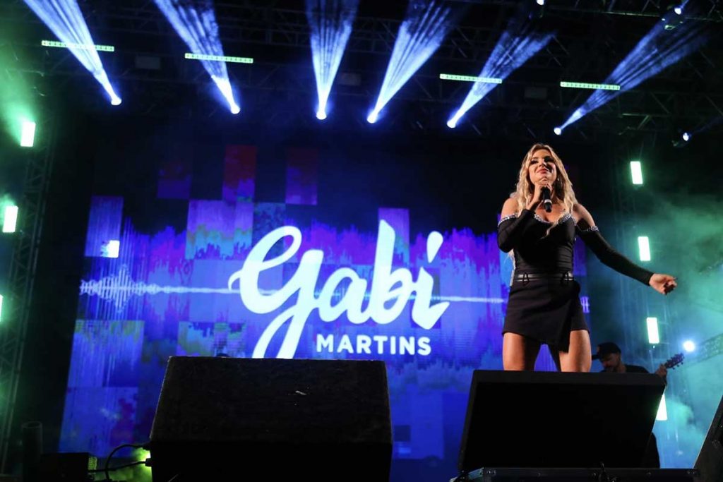 Gabi Martins se apresenta