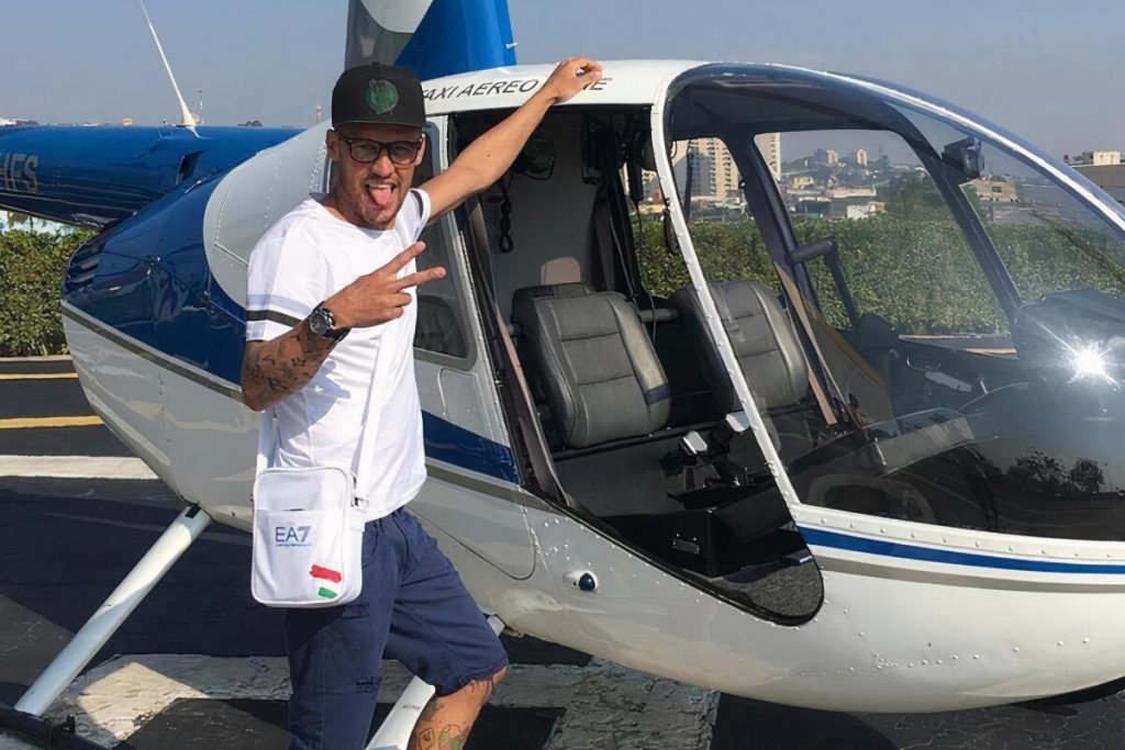 Wesley Alemão posa no helicóptero