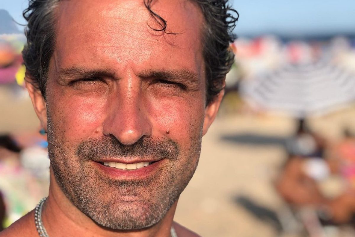Selfie do ator Iran Malfitano na praia