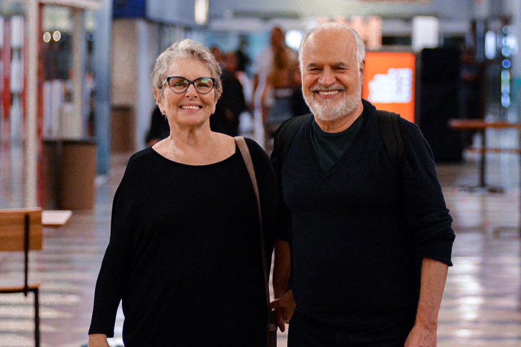 Irene Ravache curte passeio com o marido no shopping