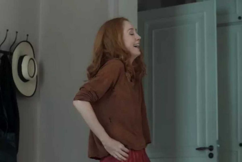 Irma (Camila Morgado) rindo revoltada com Madeleine (Karina Teles)