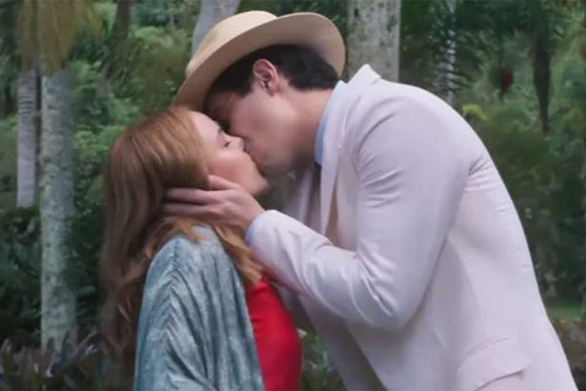 Joaquim (Danilo Mesquita) beija Isadora (Larissa Manoela) no parque