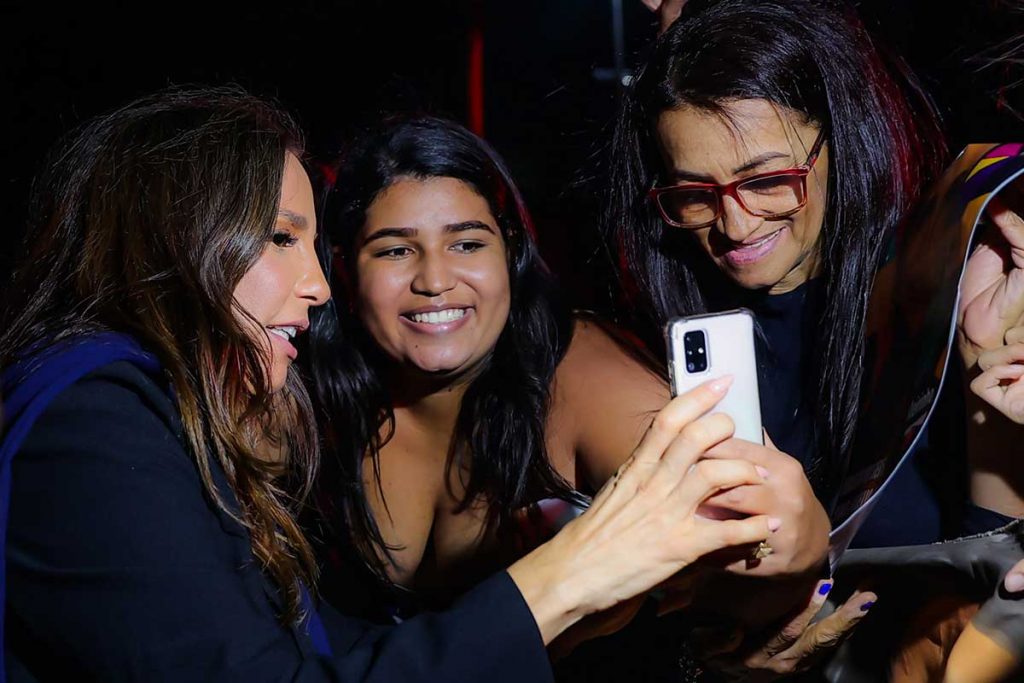 Ivete faz selfie com fãs