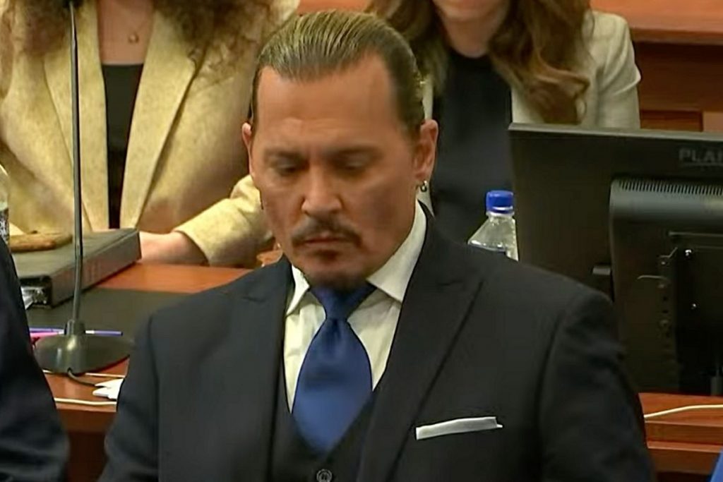 johnny depp apreensivo em tribunal durante julgamento contra amber heard
