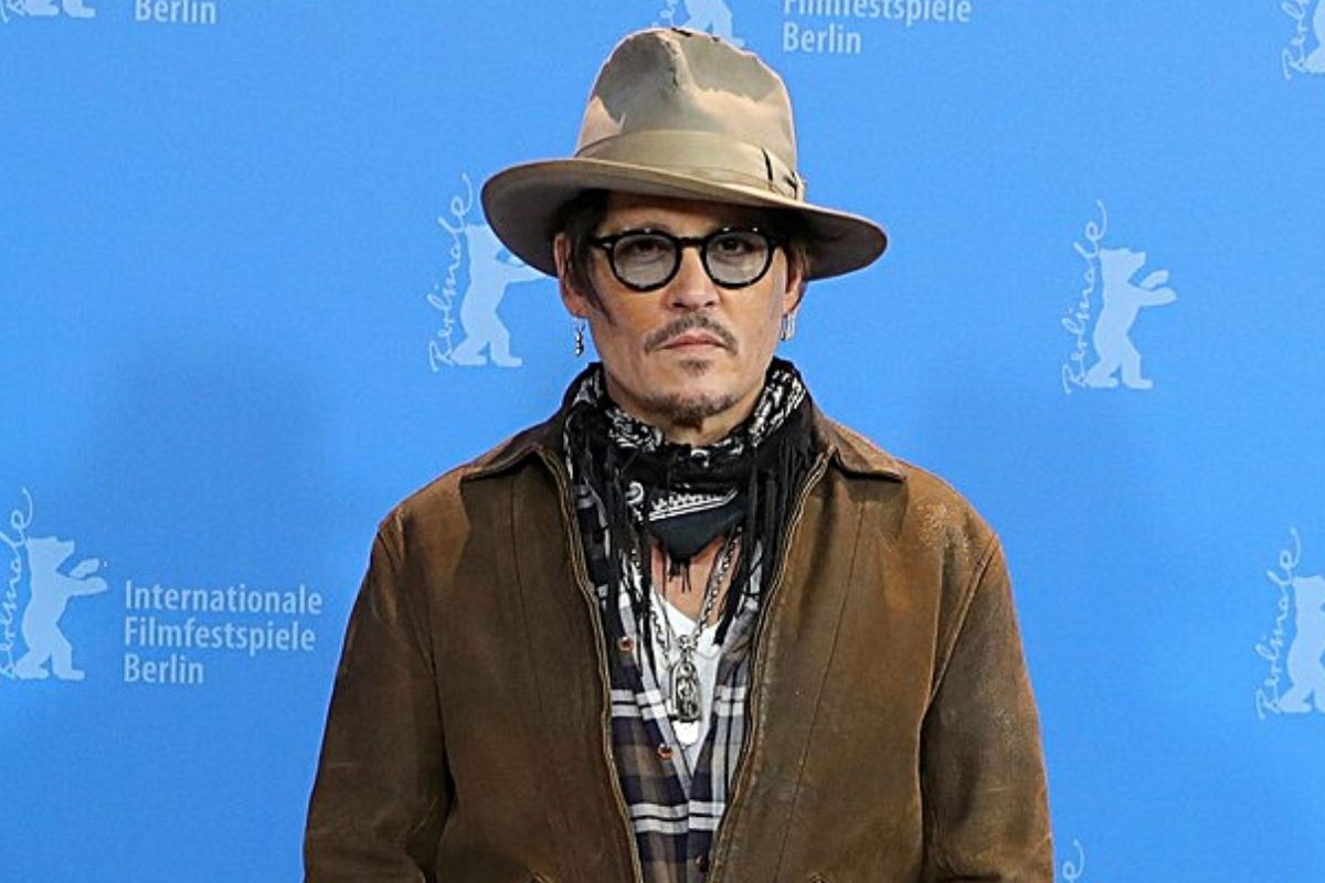 johnny depp posando com look marrom em festival de cinema