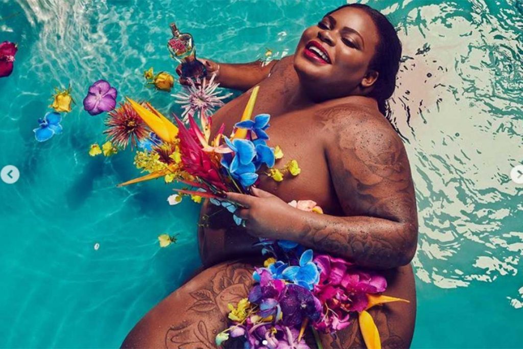 Jojo Todynho nua, com flores