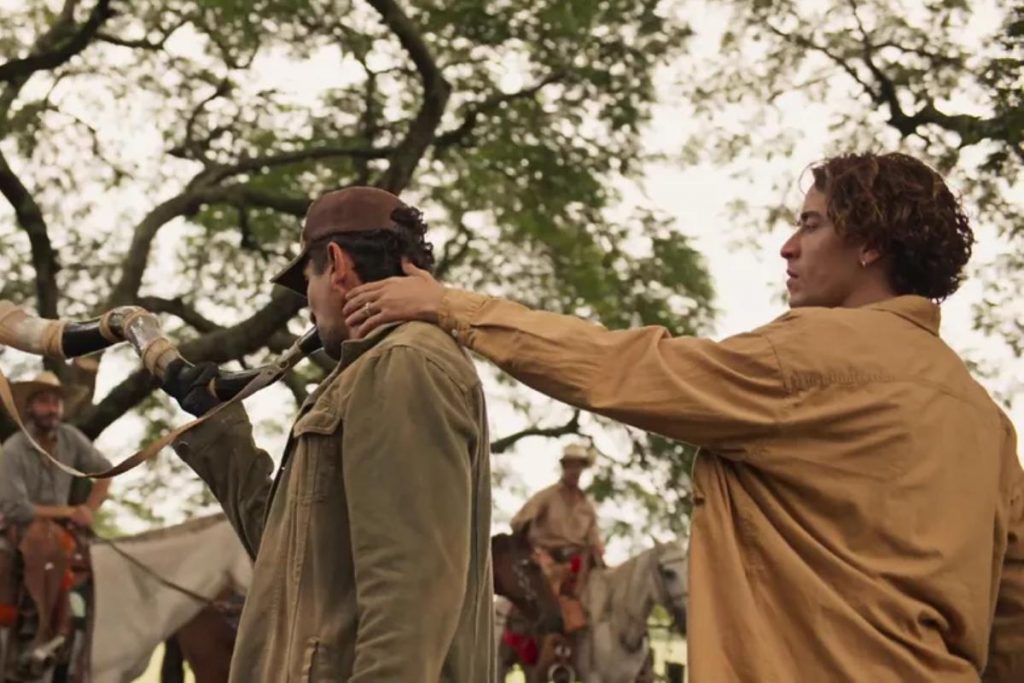 José Lucas (Irandhir Santos) ensinando Jove (Jesuíta Barbosa) a tocar o berrante em Pantanal