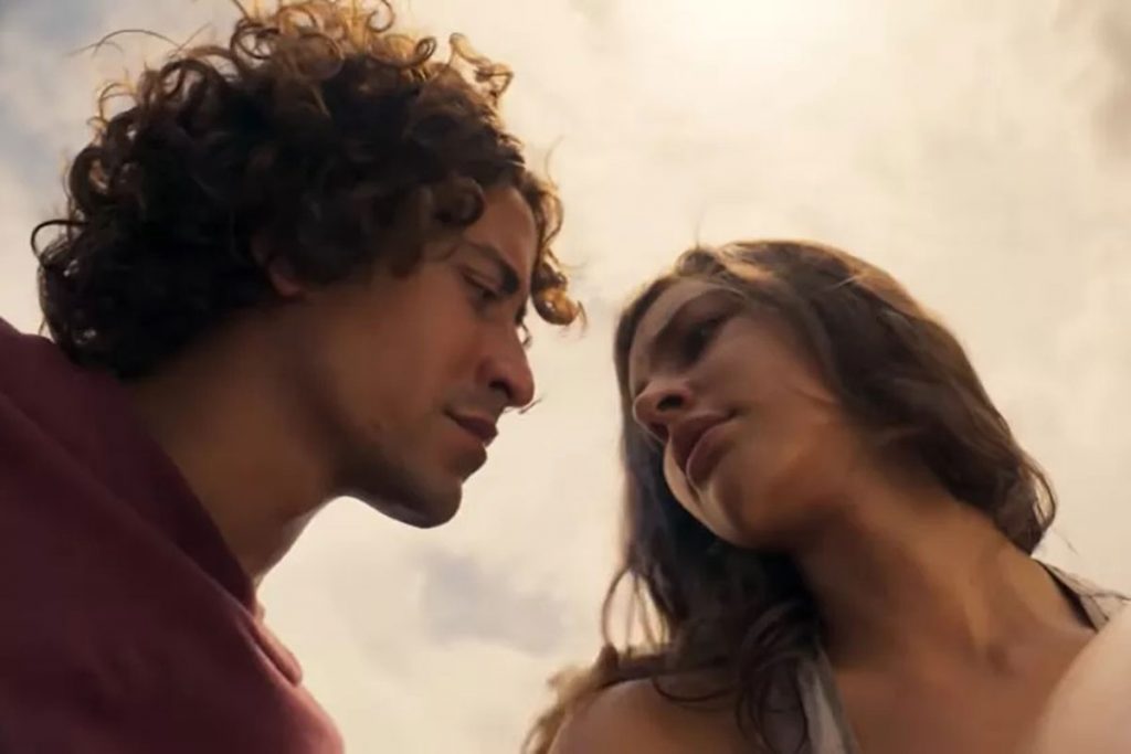 Jove (Jesuíta Barbosa) e Juma (Alanis Guillen) em Pantanal