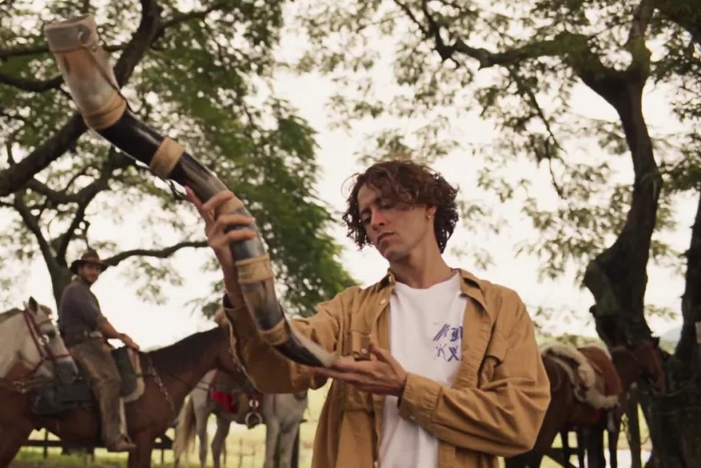 jove (jesuita barbosa) tentando tocar berrante em pantanal