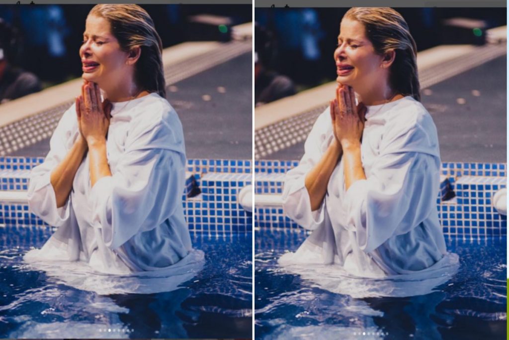 Karina se emociona ao ser batizada