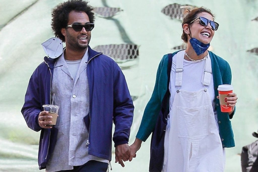 Katie Holmes e Bobby Wooten III de mãos dadas
