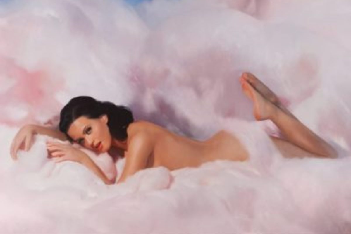 Capa Teenage Dream, com Katy Perry em nuvens rosas