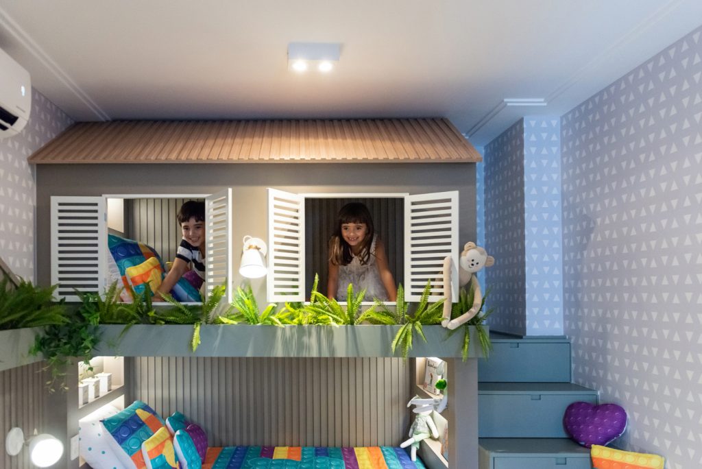 Kika Sato monta quarto para netos em sua casa