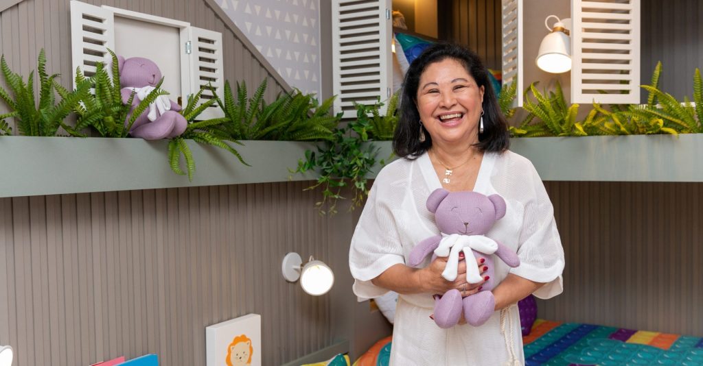 Kika Sato posando em quarto para netos