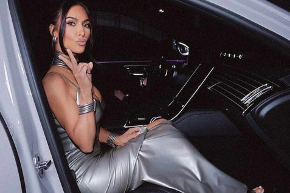 Kim Kardashian elegante no carro