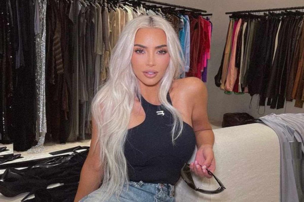 Kim Kardashian com sua lace platinada